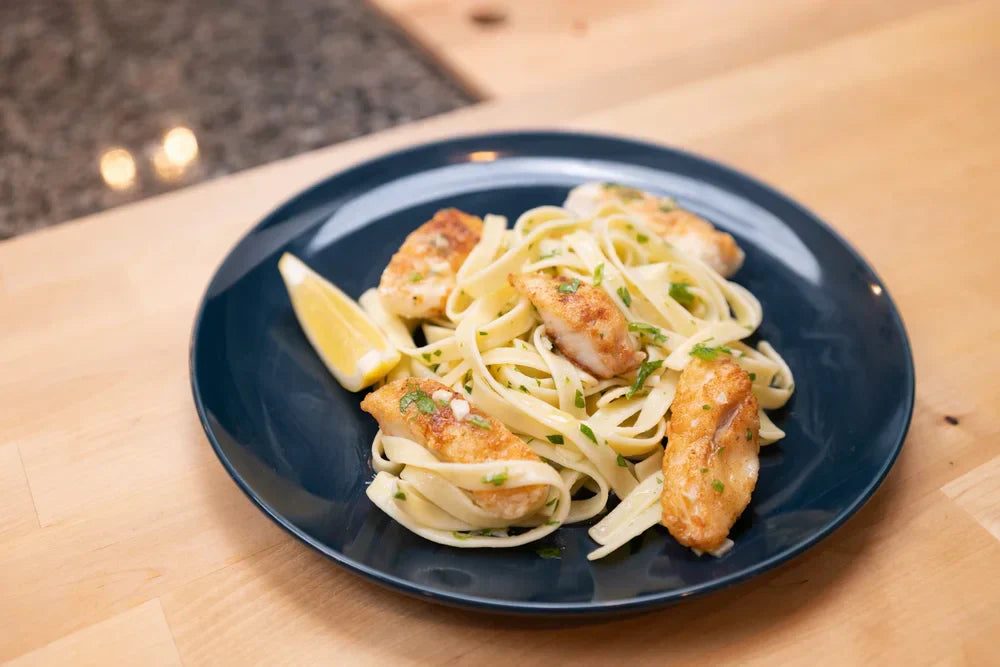 Filets d'églefin croustillants et fettuccines au beurre à l'ail